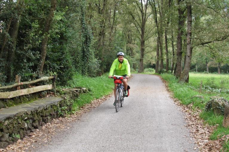 Cycliste sur les routes vertes de Girona-Olot